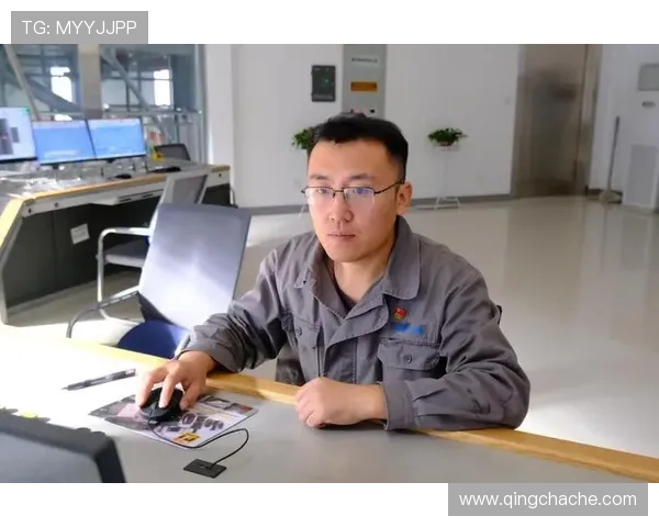 刘东身穿山西训练服在训练师指导下专注投篮训练展现职业精神