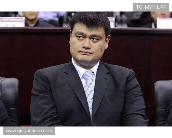 李咏与姚明的友谊故事:跨越篮球与主持的精彩人生交汇 李咏与姚明的友谊故事:跨越篮球与主持的精彩人生交汇